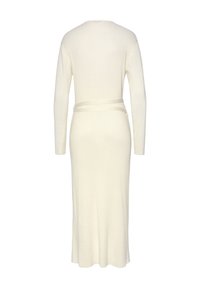 Langarm, cremefarbenes Rippenkleid mit taillierter Passform und passendem Bindegürtel. Nahtloses Design, das bis zur Mitte der Wade reicht.