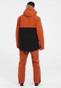 Herren-wasserdichte Jacke in Orange und Schwarz mit Kapuze, featuring ein kontrastierendes Blockdesign, Reißverschluss und verstellbaren Bündchen.