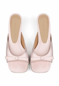 Scarpe slingback in satin rosa con punta quadrata, caratterizzate da un accento decorativo a fiocco sulla parte anteriore e una texture liscia e morbida.