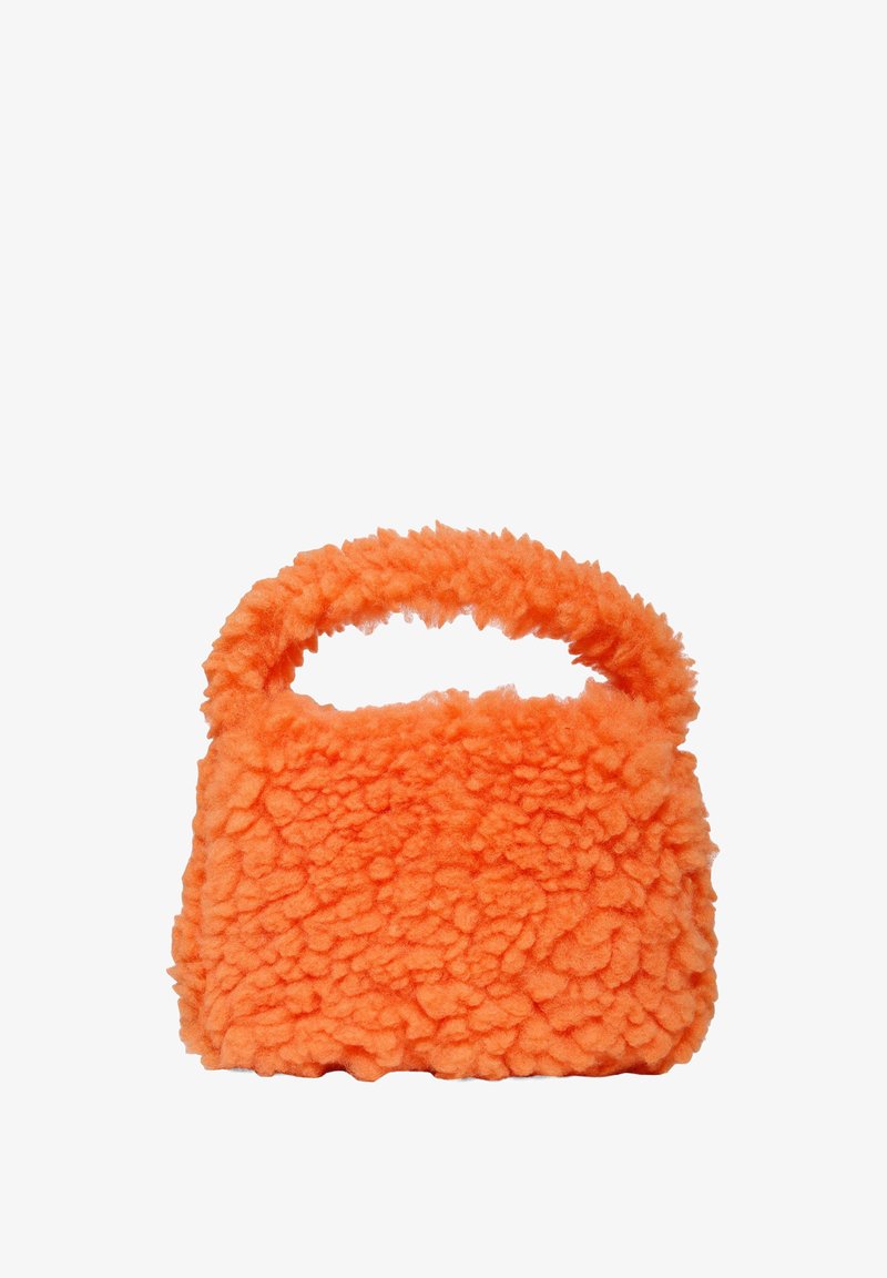 Oranje handtas van bont met een gestructureerd, pluizig oppervlak, met een ronde handgreep en een blokvorm. Geen zichtbare hardware of sluitingen.
