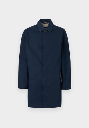 Donkerblauwe mannenjas met een knoopsluiting met één rij en verborgen knopen, een kraag en zijzakken tegen een witte achtergrond.