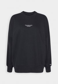 Felpa nera a maniche lunghe con il logo "Abercrombie and Fitch" sul petto e la piccola scritta "A&F" sull'orlo della manica sinistra.