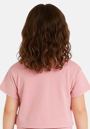 Crop top rose clair à manches courtes en coton doux, avec un col rond et une coupe décontractée, vu de dos.