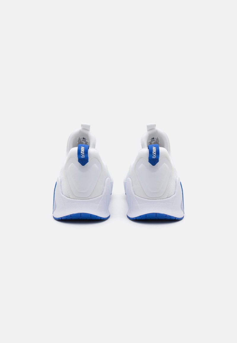 Zapatillas deportivas blancas con acentos azules, con un upper de tela texturizada, talón acolchado y suela de goma. Diseño minimalista y ligero.