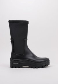 Bottes en caoutchouc noires avec une surface lisse, un tige haute et une semelle texturée dotée de profondes rainures pour une meilleure adhérence. Détails sur le côté avec des boutons.