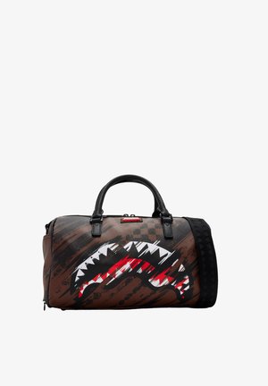 Borsa da viaggio marrone con manici neri e tracolla, con grande bocca di squalo grafica con denti bianchi e accenti rossi sul davanti.