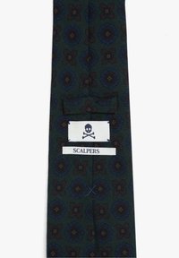 Corbata verde con un patrón floral en azul y marrón. Incluye una etiqueta con un logo de calavera y huesos cruzados y el texto "SCALPERS."