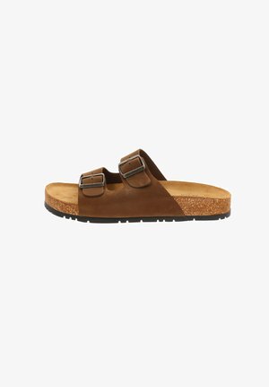 Brauner Slip-On-Sandale mit zwei verstellbaren Schnallenriemen, Kork-Fußbett und schwarzer profilierter Sohle, seitlich auf weißem Hintergrund gezeigt.