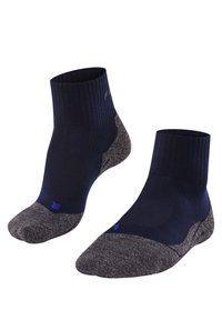 Calcetines deportivos de tobillo en color azul marino con puño acanalado, talón y puntera texturizados en gris, y un logotipo en azul claro en el lateral.