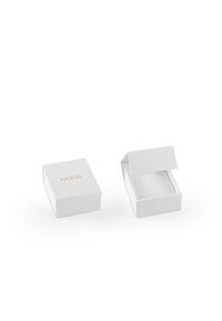 Scatola regalo in cartone bianco con una finitura testurizzata e un logo dorato "GUESS" sul coperchio; un lato aperto per rivelare il suo interno.
