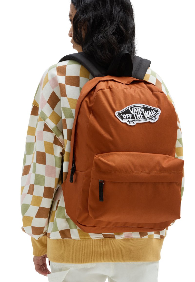Zaino in tessuto arancione con una tasca frontale con zip e il logo "VANS OFF THE WALL". Dotato di spallacci neri regolabili e una texture liscia e resistente.