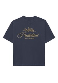 Camiseta de algodón azul marino de manga corta, con el texto en dorado "Prohibido" y "10119 BERLÍN" junto a un gráfico de una rama de olivo.