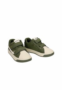 Paire de baskets basses vertes et beiges avec deux bandes velcro et semelles en caoutchouc blanches sur fond blanc.