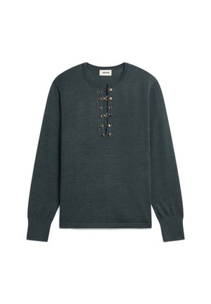 Pull en maille vert foncé à manches longues, avec un col rond et un détail de boutons à l'avant. Présente un matériel décoratif le long de la patte de boutonnage.