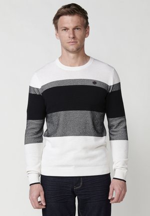 Zwart, wit en grijs gestreepte trui met textuurgebreide stof en geribbelde manchetten. Ronde hals en slim fit ontwerp. Draagt met donkere jeans.