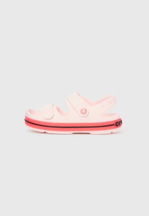 Ροζ και κοραλί σανδάλι από ελαφρύ υλικό με δύο ρυθμιζόμενα λουριά, ανάγλυφη σόλα και αντίθετο μαύρο λογότυπο στη φτέρνα.