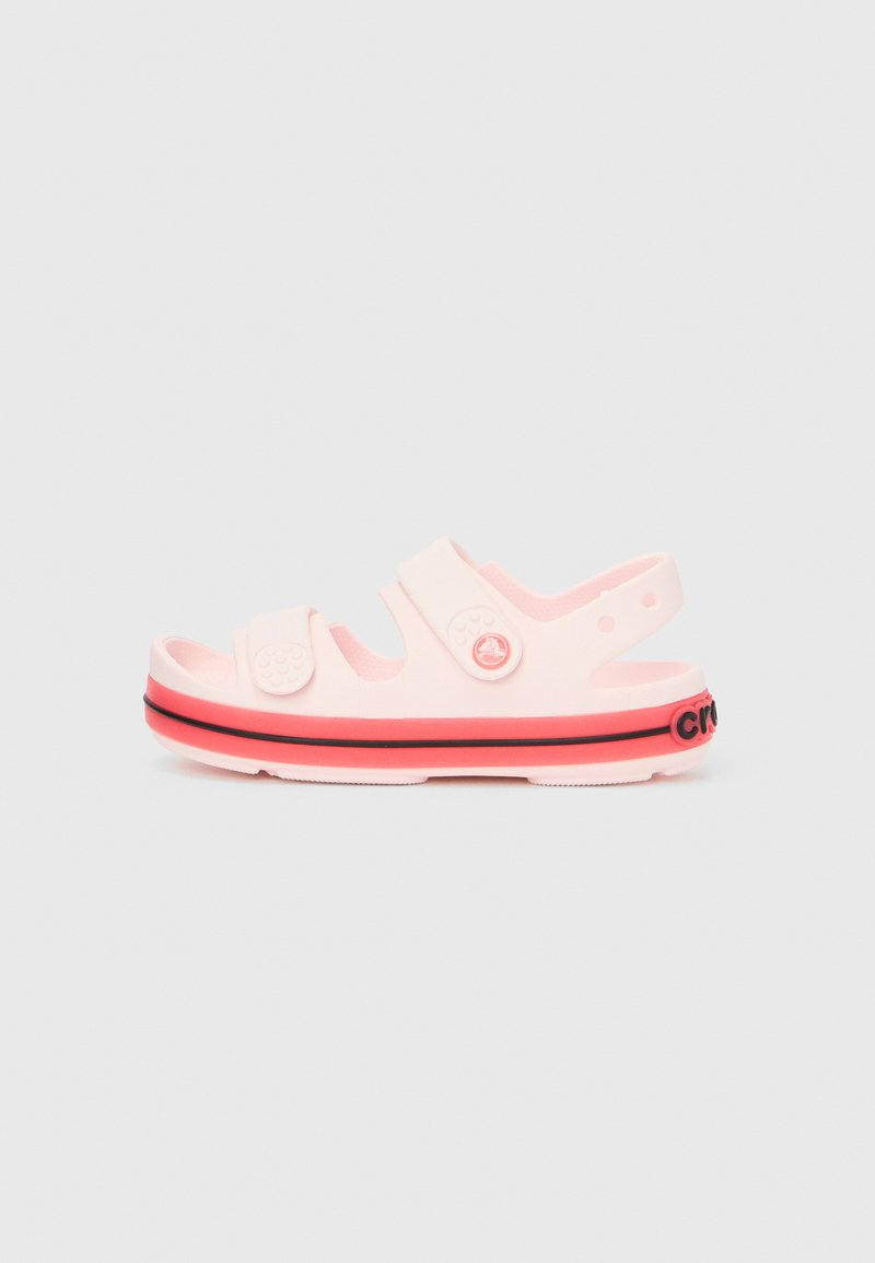 Ροζ και κοραλί σανδάλι από ελαφρύ υλικό με δύο ρυθμιζόμενα λουριά, ανάγλυφη σόλα και αντίθετο μαύρο λογότυπο στη φτέρνα.