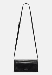 Czarna skórzana torebka na ramię z długim, regulowanym paskiem, prostokątny kształt, gładka faktura i wytłoczone logo marki z przodu.