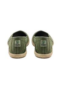 Zöld vászon slip-on cipők, texturált felülettel és espadrille-stílusú juta talppal; a sarkán logó folt található.