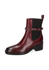 Botín de cuero burdeos hasta el tobillo con lados elásticos, correa con tachuelas, punta afilada y un tacón bajo tipo bloque. Textura suave con un acabado pulido.