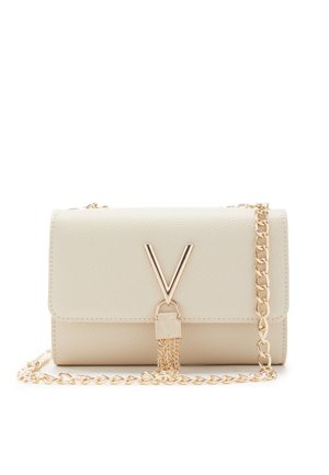 Sac en cuir beige à texture à pois avec une bandoulière en chaîne dorée, mettant en avant un accent matériel en forme de V doré et une fermeture à clé sécurisée.