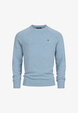 Vaaleansininen neulepusero, jossa on ribbaus kaula-aukossa ja hihansuissa. Puserossa on pieni musta logo rinnassa ja se on normaali istuvuudeltaan.