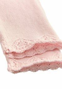 Scaldamuscoli di colore rosa chiaro in maglia, con un design testurizzato e bordi smerlati, dotati di una finitura morbida e a coste per un ulteriore calore e comfort.