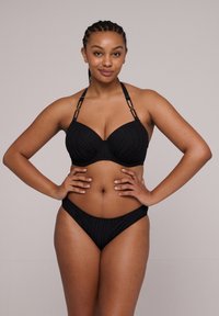 Zwart bikini-set met ribbelstructuur, onderwired bh met verstelbare bandjes en hooggesneden slip. Gouden accenten op de bandjes.