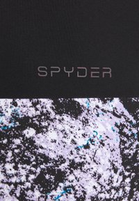 Section de tissu noir avec le logo "SPYDER" au-dessus d'un motif texturé en blanc, noir et bleu ressemblant à une surface marbrée ou rocheuse.
