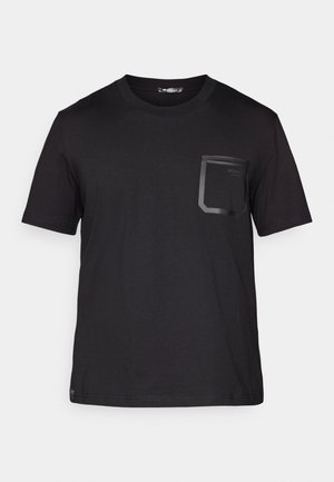 Schwarzes T-Shirt mit kurzen Ärmeln aus Baumwolle und einer subtilen Textur. Verfügt über eine vordere Tasche mit rechteckigem Design und Logodetail.