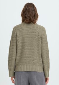 Grün gestrickter Pullover mit strukturiertem Muster, gerippten Bündchen und Saum, runder Ausschnitt und eine lockere Passform.