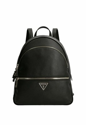 Zwarte leren rugzak met twee ritsvakken, bovenhandvat, verstelbare schouderriemen en zilveren Guess-logo op het voorvak.