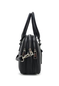 Zwarte leren handtas met een gestructureerde afwerking, dubbele ritssluitingen en een afneembare schouderband. Voorzien van twee stevige handvatten voor het dragen.