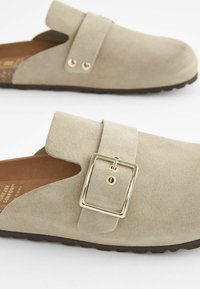 Next FOREVER COMFORT FOOTBED  - Šľapky - mink brown