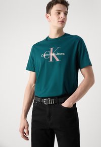 Calvin Klein Jeans HERO MONOGRAM TEE - Camiseta estampada - ponderosa pine