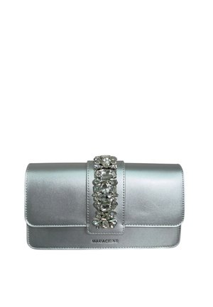 Clutch metallico argento di forma rettangolare, decorata con una banda verticale centrale di grandi ornamenti in cristallo trasparente.