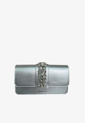 Clutch metallico argento di forma rettangolare, decorata con una banda verticale centrale di grandi ornamenti in cristallo trasparente.