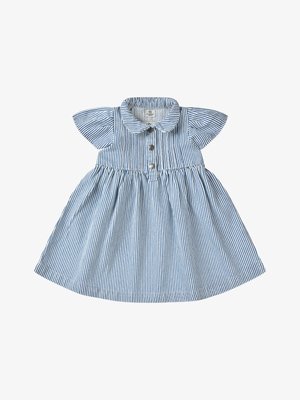 Rochiță pentru copii mici cu dungi verticale albastre și albe, mâneci scurte evazate, guler Peter Pan și trei nasturi în față pe o fustă drapată.