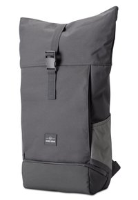 Rucsac gri cu capac rulant, fabricat dintr-un material durabil, având un sistem de închidere cu curea pe partea de sus, buzunar lateral și un panou inferior texturat. Logo afișat.