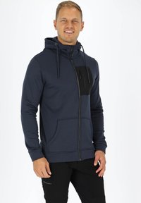Felpa con zip navy, dotata di tasca frontale, tasca sul petto nera, cappuccio con cordino regolabile e polsini a costine. Tessuto morbido e elasticizzato.