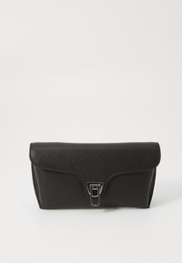 Pochette en cuir noir texturé avec un fermoir à rabat et des accents en métal argenté. Forme rectangulaire avec des bords arrondis.
