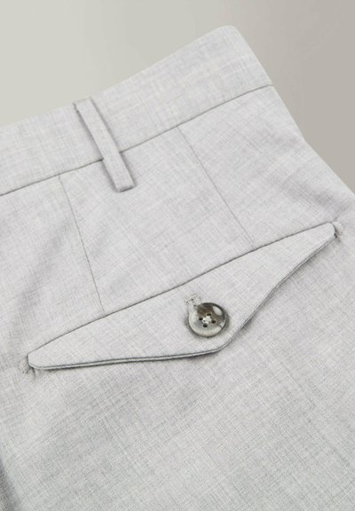 Grijze stoffen broek met een platte voorkant, voorzien van een enkele klepzak en een decoratieve knoop. Het materiaal lijkt lichtgewicht met een gestructureerde afwerking.
