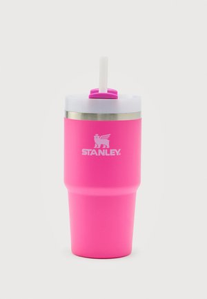 Bicchiere isolato Stanley di colore rosa acceso con coperchio bianco e cannuccia trasparente, progettato per bevande calde o fredde.