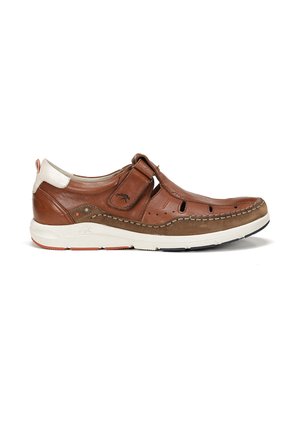 Zapato marrón de piel sin cordones con diseño perforado, detalles en crema y costuras visibles. Cuenta con una suela flexible con un agarre texturizado.