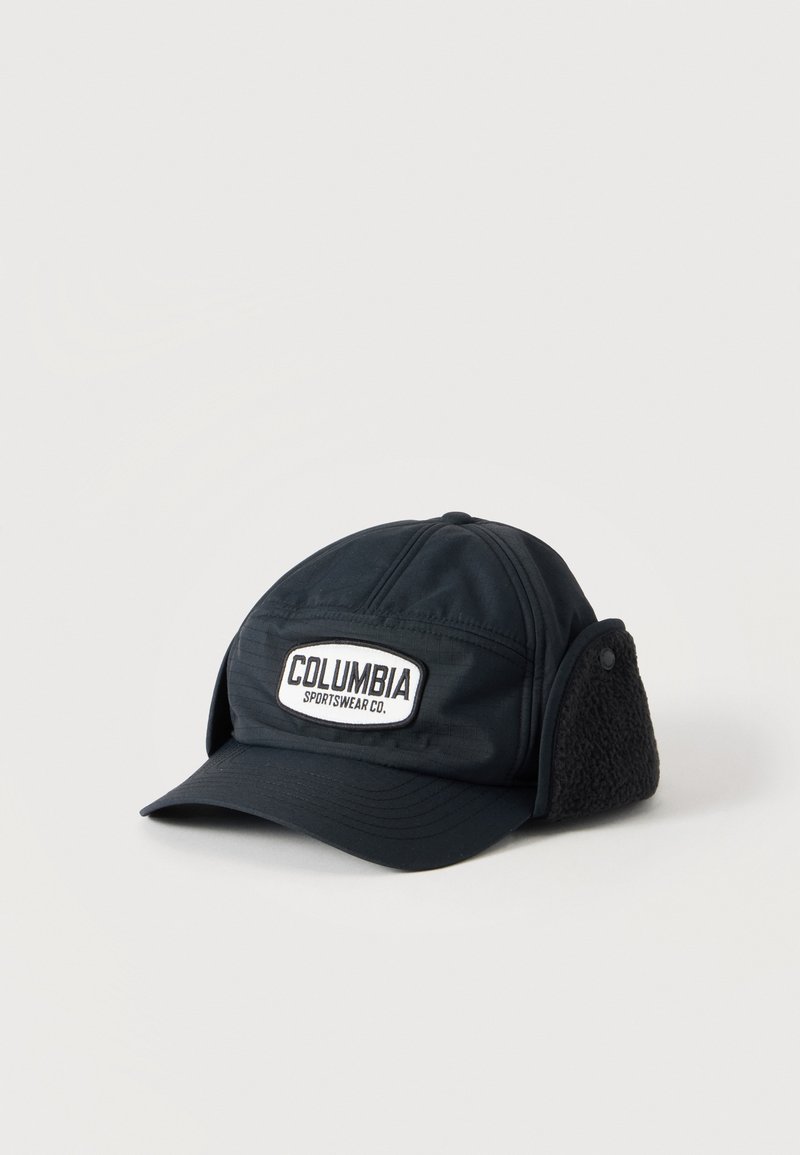 Μαύρο καπέλο Columbia Sportswear με καλύμματα αυτιών, λογότυπο μπροστά και κυρτό γείσο σε ανοιχτό φόντο.