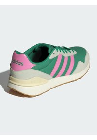 Grön nät-löparsko med rosa detaljer, tre rosa ränder, grå mockakappa på hälen, vit mellansula och yttersula i gummigummi.