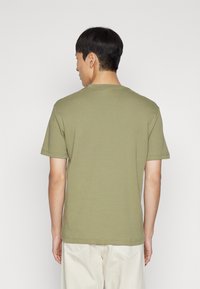 Calvin Klein MICRO LOGO - Pamata T-krekls - delta green