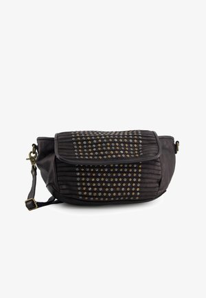 Zwarte leren tas met geplisseerd ontwerp, versierd met metalen studs in goud, zilver en gunmetal, met een afneembare schouderband.