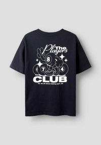 T-paita tummansinisestä puuvillasta, jossa on valkoinen graafinen kuva sarjakuvahahmosta biljardipallojen vieressä ja "The Players Club" -teksti yllä.