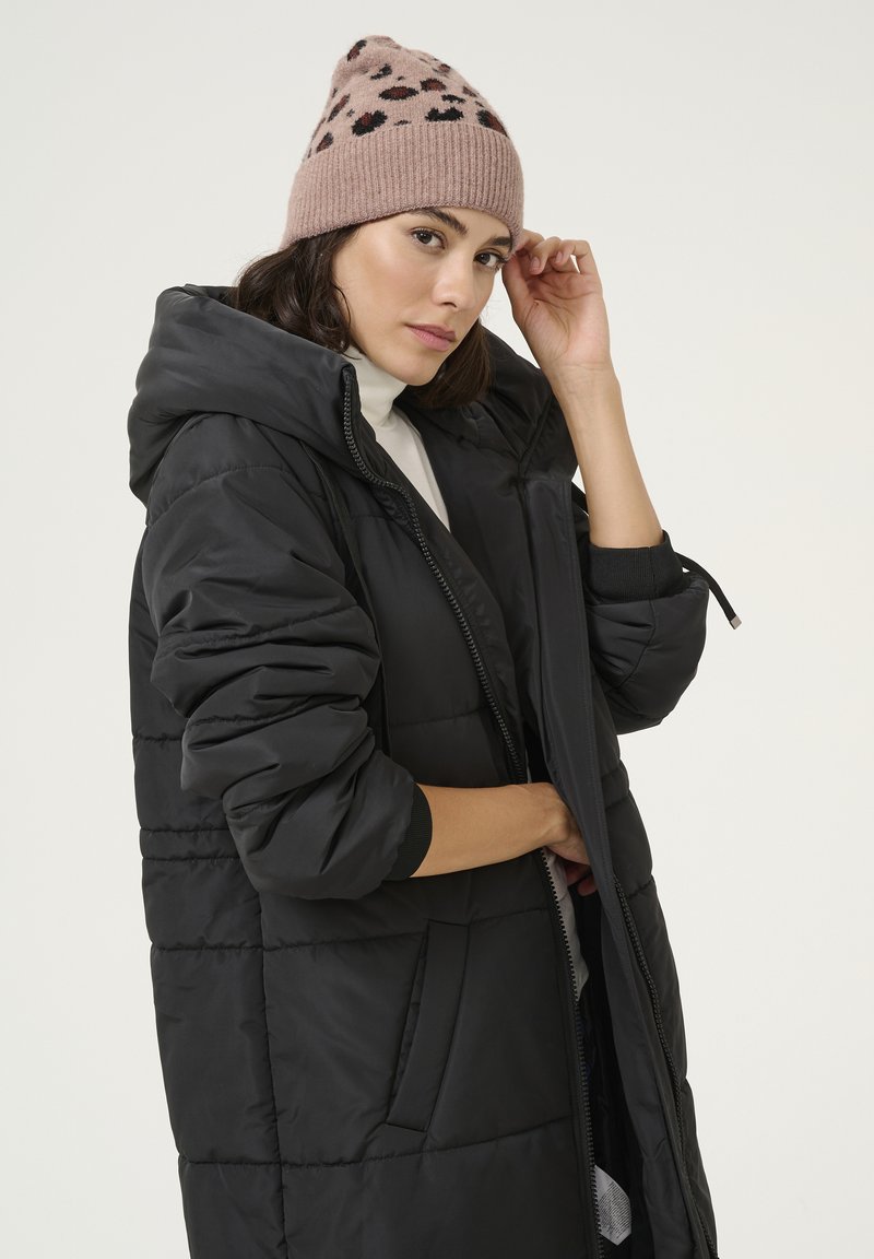 Cappotto imbottito nero con cappuccio, con zip frontale e polsini elasticizzati. Berretto lavorato a maglia rosa con motivo leopardato.